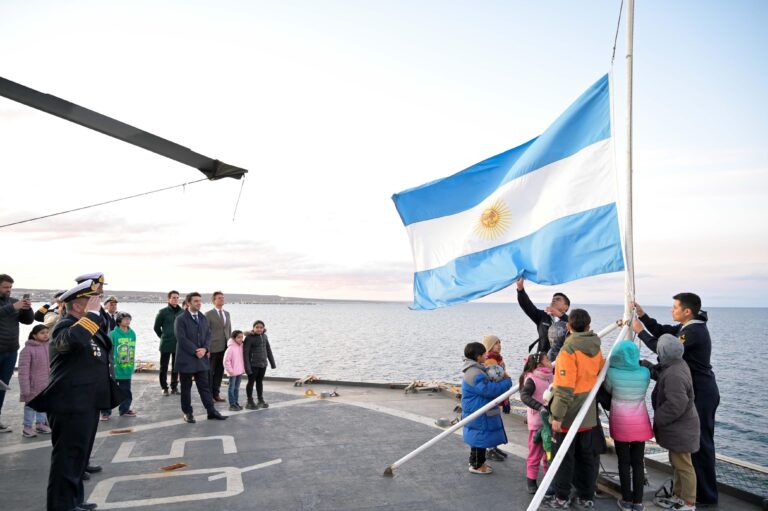 Torres visitó el rompehielos ARA “Almirante Irízar” y destacó “la vocación de servicio de la Armada Argentina en la custodia y protección de nuestras aguas”