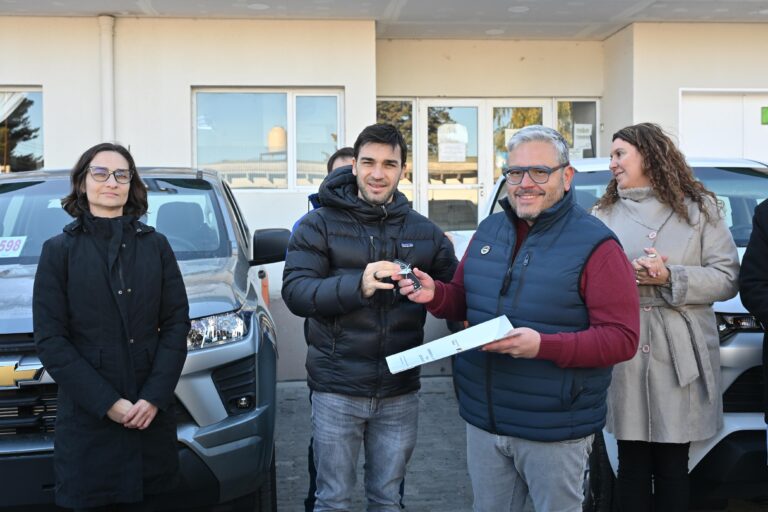 Torres encabezó entrega de vehículos y equipamiento para el fortalecimiento del sistema de salud en toda la provincia