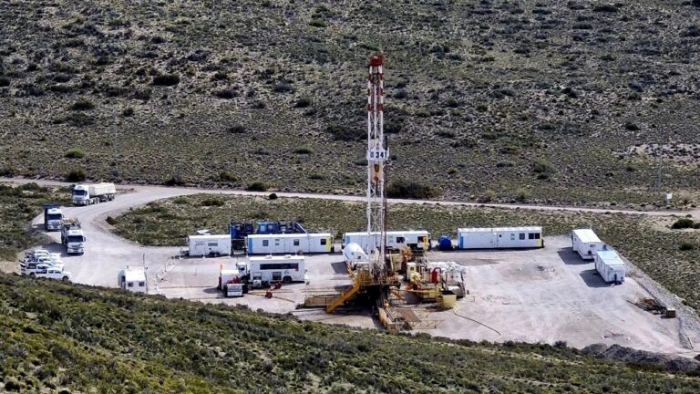 Chubut anunció que perforará un segundo pozo no convencional este año y defendió los incentivos en áreas maduras