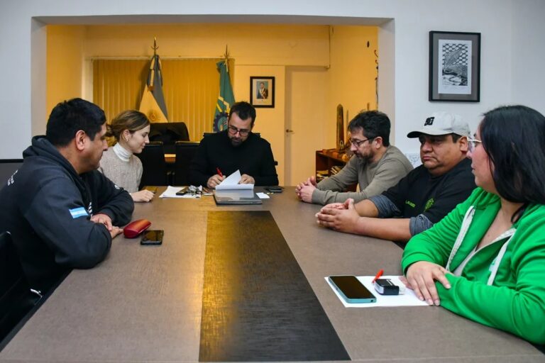 Esquel aumentó los salarios a sus empleados municipales: $100.000 extra y ajustes trimestrales
