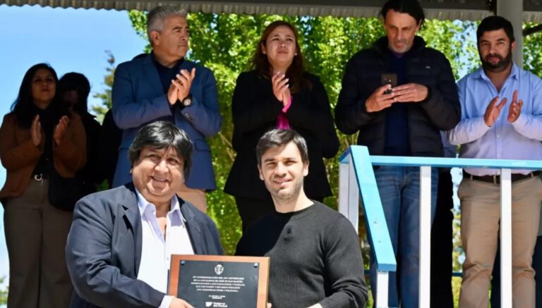 Torres presidió el acto aniversario de José de San Martín y firmó contratos para construir nuevas viviendas y ampliar las redes eléctrica y de gas