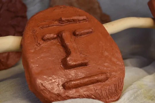 Estudiantes de la Escuela 7708 y de Nahuelpán transforman arcilla local en una exposición colectiva