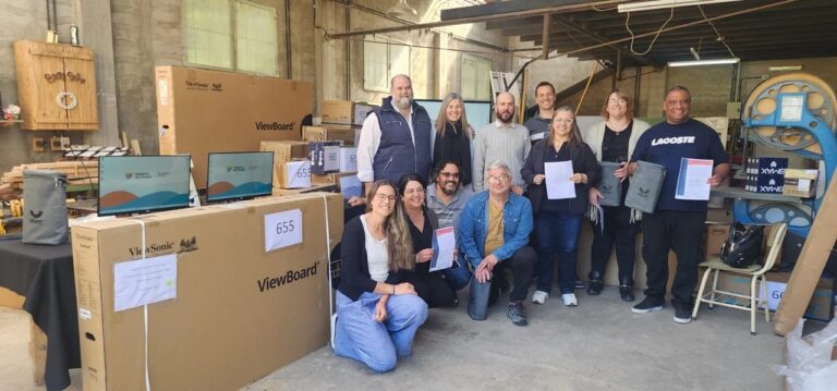 El Gobierno de Chubut entregó equipamiento tecnológico para formación profesional en la cordillera