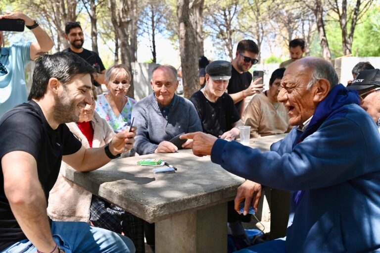 Torres compartió una jornada recreativa con residentes del Hogar Pedro Dettori de Trelew
