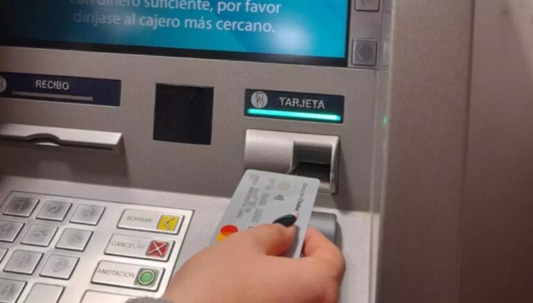 Jubilados provinciales cobran el medio aguinaldo hoy martes 23