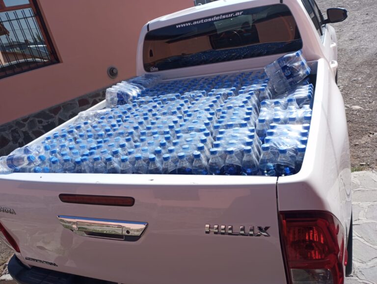 Gualjaina aportó packs de agua a Cholila