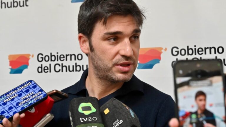 Torres firma un “pacto fiscal” con los intendentes