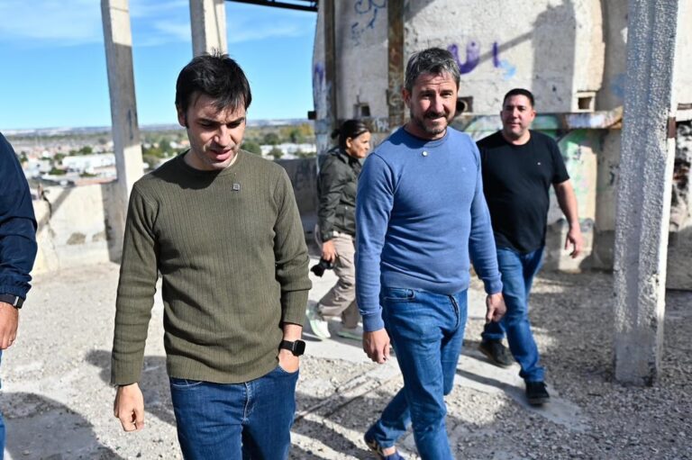 Trelew: Torres y Merino anunciaron la demolición de la calera abandonada del barrio Corradi