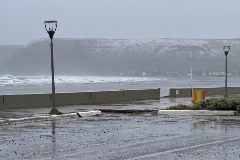 Nieve en la playa de Rada Tilly y cerros blancos en Comodoro